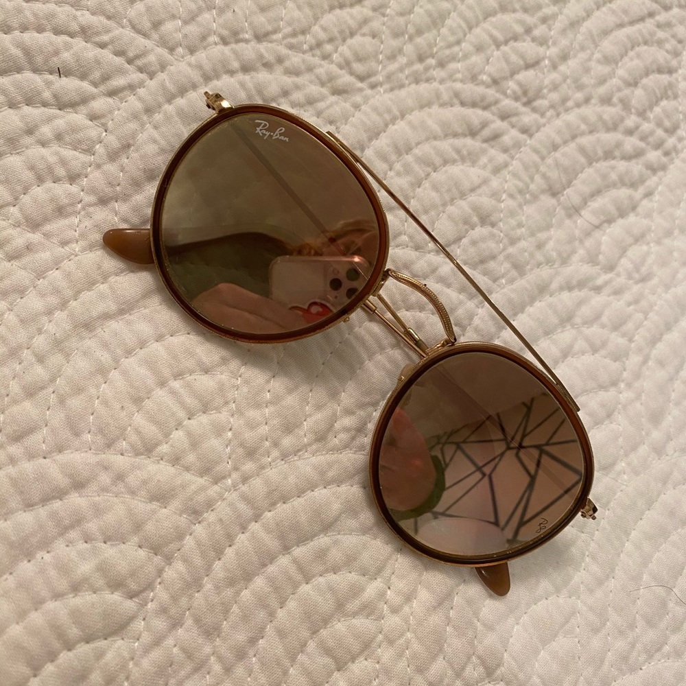 super cute ray ban sunglasses! comes with case :)